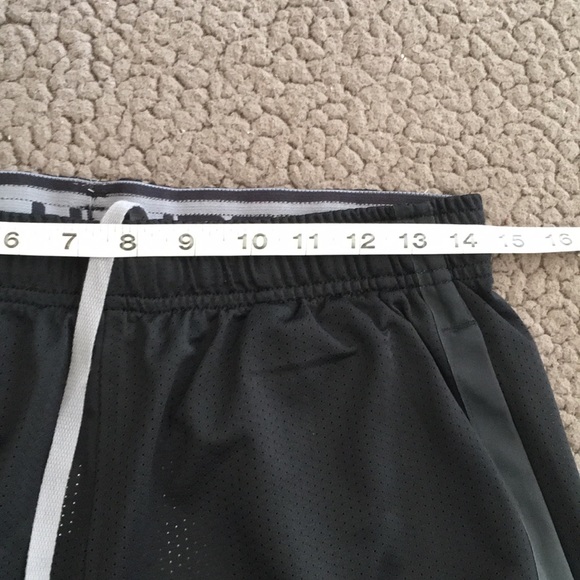 Under Armour Training Shorts - Picture 6 of 6